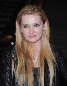 Tikipeter_Abigail_Breslin_Vanity_Fair_Party_1_011.jpg