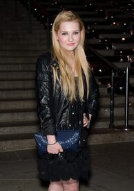 Tikipeter_Abigail_Breslin_Vanity_Fair_Party_1_022.jpg