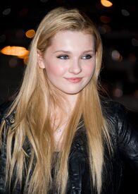 Tikipeter_Abigail_Breslin_Vanity_Fair_Party_1_029.jpg