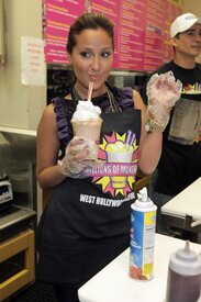 celebrity-paradise.com-The_Elder-Adrienne_Bailon_2009-11-06_-_visits_Millions_of_Milkshakes_in_LA_2437.jpg