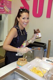 celebrity-paradise.com-The_Elder-Adrienne_Bailon_2009-11-06_-_visits_Millions_of_Milkshakes_in_LA_6204.jpg