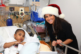 celebrity-paradise.com-The_Elder-Adrienne_Bailon_2009-12-23_-_Visits_Children_At_The_Beth_Israel_Medical_Center_1120.jpg