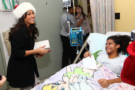 celebrity-paradise.com-The_Elder-Adrienne_Bailon_2009-12-23_-_Visits_Children_At_The_Beth_Israel_Medical_Center_3101.jpg