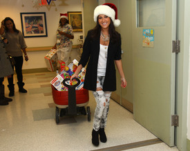 celebrity-paradise.com-The_Elder-Adrienne_Bailon_2009-12-23_-_Visits_Children_At_The_Beth_Israel_Medical_Center_3116.jpg