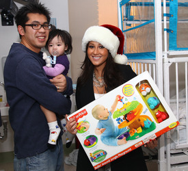 celebrity-paradise.com-The_Elder-Adrienne_Bailon_2009-12-23_-_Visits_Children_At_The_Beth_Israel_Medical_Center_8430.jpg