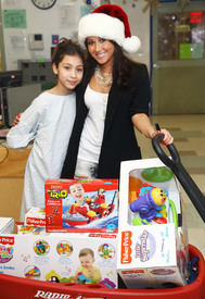 celebrity-paradise.com-The_Elder-Adrienne_Bailon_2009-12-23_-_Visits_Children_At_The_Beth_Israel_Medical_Center_874.jpg