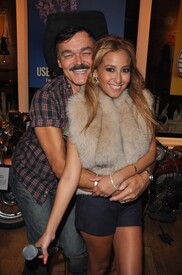 celebrity_paradise.com_TheElder_AdrienneBailon2010_09_10_KiehlsFashionNightOutinNYC14.jpg