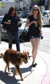 celebrity_paradise.com_TheElder_AmandaSeyfried2011_04_01_walkingherdoginLA1.jpg