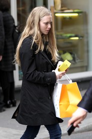 celebrity_paradise.com_TheElder_AmandaSeyfried2011_04_04_walkingwithfriendsinParis1.jpg