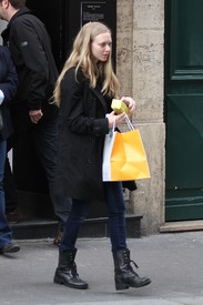 celebrity_paradise.com_TheElder_AmandaSeyfried2011_04_04_walkingwithfriendsinParis10.jpg