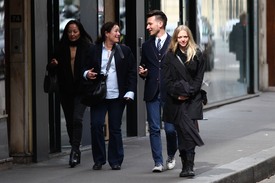 celebrity_paradise.com_TheElder_AmandaSeyfried2011_04_04_walkingwithfriendsinParis13.jpg