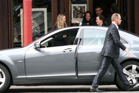 celebrity_paradise.com_TheElder_AmandaSeyfried2011_04_04_walkingwithfriendsinParis14.jpg