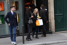 celebrity_paradise.com_TheElder_AmandaSeyfried2011_04_04_walkingwithfriendsinParis15.jpg