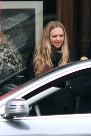 celebrity_paradise.com_TheElder_AmandaSeyfried2011_04_04_walkingwithfriendsinParis17.jpg