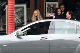 celebrity_paradise.com_TheElder_AmandaSeyfried2011_04_04_walkingwithfriendsinParis19.jpg