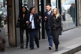 celebrity_paradise.com_TheElder_AmandaSeyfried2011_04_04_walkingwithfriendsinParis21.jpg