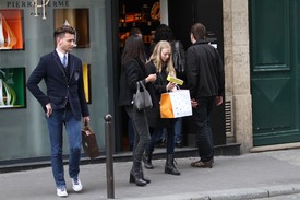 celebrity_paradise.com_TheElder_AmandaSeyfried2011_04_04_walkingwithfriendsinParis22.jpg