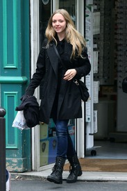 celebrity_paradise.com_TheElder_AmandaSeyfried2011_04_04_walkingwithfriendsinParis23.jpg