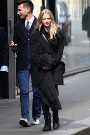 celebrity_paradise.com_TheElder_AmandaSeyfried2011_04_04_walkingwithfriendsinParis5.jpg