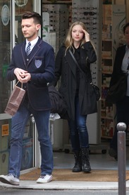 celebrity_paradise.com_TheElder_AmandaSeyfried2011_04_04_walkingwithfriendsinParis6.jpg