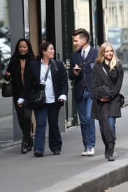 celebrity_paradise.com_TheElder_AmandaSeyfried2011_04_04_walkingwithfriendsinParis7.jpg