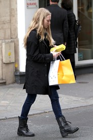 celebrity_paradise.com_TheElder_AmandaSeyfried2011_04_04_walkingwithfriendsinParis8.jpg