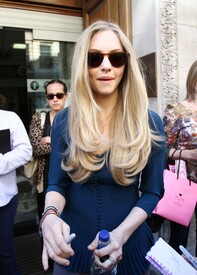 Celebutopia_NET.Amanda_Seyfried_exits_from_BBC_One_Radio_in_London.04_08_2011.HQ.1.jpg