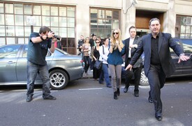 Celebutopia_NET.Amanda_Seyfried_exits_from_BBC_One_Radio_in_London.04_08_2011.HQ.10.jpg