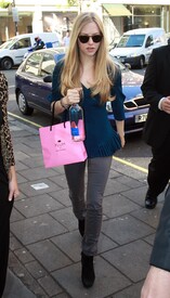 Celebutopia_NET.Amanda_Seyfried_exits_from_BBC_One_Radio_in_London.04_08_2011.HQ.12.jpg