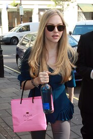 Celebutopia_NET.Amanda_Seyfried_exits_from_BBC_One_Radio_in_London.04_08_2011.HQ.14.jpg