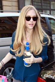 Celebutopia_NET.Amanda_Seyfried_exits_from_BBC_One_Radio_in_London.04_08_2011.HQ.15.jpg