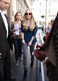 Celebutopia_NET.Amanda_Seyfried_exits_from_BBC_One_Radio_in_London.04_08_2011.HQ.3.jpg