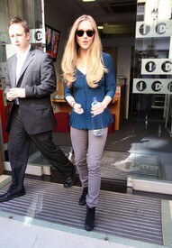 Celebutopia_NET.Amanda_Seyfried_exits_from_BBC_One_Radio_in_London.04_08_2011.HQ.4.jpg