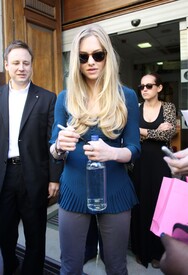 Celebutopia_NET.Amanda_Seyfried_exits_from_BBC_One_Radio_in_London.04_08_2011.HQ.6.jpg