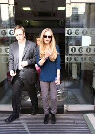 Celebutopia_NET.Amanda_Seyfried_exits_from_BBC_One_Radio_in_London.04_08_2011.HQ.7.jpg