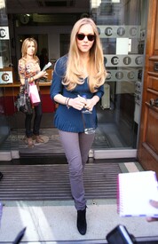 Celebutopia_NET.Amanda_Seyfried_exits_from_BBC_One_Radio_in_London.04_08_2011.HQ.8.jpg