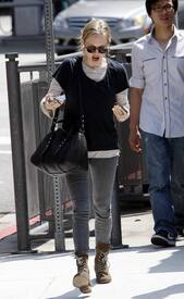 celebrity_paradise.com_TheElder_AmandaSeyfried2011_04_12_strollsafterlunchinWestHollywood3.jpg