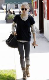 celebrity_paradise.com_TheElder_AmandaSeyfried2011_04_12_strollsafterlunchinWestHollywood5.jpg