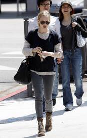 celebrity_paradise.com_TheElder_AmandaSeyfried2011_04_12_strollsafterlunchinWestHollywood6.jpg