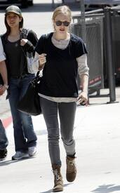 celebrity_paradise.com_TheElder_AmandaSeyfried2011_04_12_strollsafterlunchinWestHollywood7.jpg