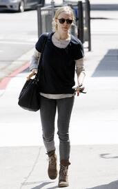 celebrity_paradise.com_TheElder_AmandaSeyfried2011_04_12_strollsafterlunchinWestHollywood8.jpg