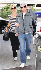 celebrity_paradise.com_ParisHilton2011_04_03_AtLAXAirportTheElder_1.jpg