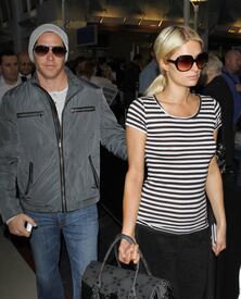 celebrity_paradise.com_ParisHilton2011_04_03_AtLAXAirportTheElder_11.jpg