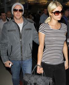 celebrity_paradise.com_ParisHilton2011_04_03_AtLAXAirportTheElder_14.jpg