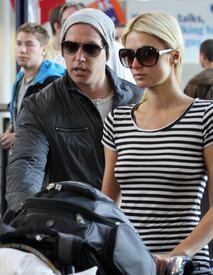 celebrity_paradise.com_ParisHilton2011_04_03_AtLAXAirportTheElder_17.jpg