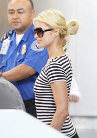 celebrity_paradise.com_ParisHilton2011_04_03_AtLAXAirportTheElder_18.jpg