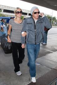 celebrity_paradise.com_ParisHilton2011_04_03_AtLAXAirportTheElder_19.jpg