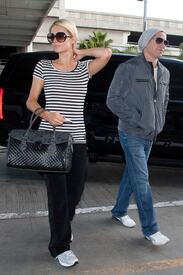 celebrity_paradise.com_ParisHilton2011_04_03_AtLAXAirportTheElder_21.jpg