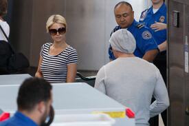 celebrity_paradise.com_ParisHilton2011_04_03_AtLAXAirportTheElder_25.jpg