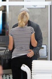 celebrity_paradise.com_ParisHilton2011_04_03_AtLAXAirportTheElder_26.jpg